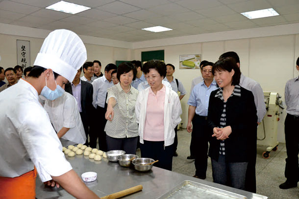 全国妇联副主席宋秀岩.重庆市人大主任张轩来我校视察